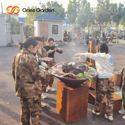کباب پز زغالی باربیکیو رنگی زنگ زده در فضای باز با بشقاب پخت 100 سانتی متری گرد