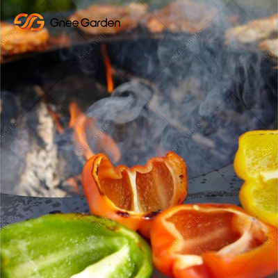 حیاط خلوت پاسیو پخت و پز در فضای باز گودال آتش نشانی فولادی کورتن زنگ زده با انبار چوب بزرگ